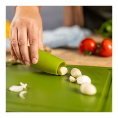 Белачка за чесън Kuhn Rikon Garlic Peeler, зелена