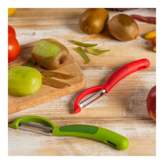 Белачка Kuhn Rikon Peeler Piranha Swivel, зелена