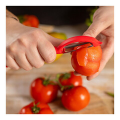 Белачка Kuhn Rikon Peeler Piranha Swivel, червена