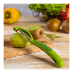 Белачка Kuhn Rikon Peeler Piranha Swivel, зелена