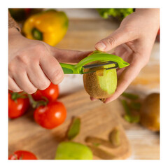 Белачка Kuhn Rikon Peeler Piranha Swivel, зелена